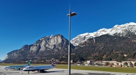 Vliegen van Nederland naar de Oostenrijkse Alpen.